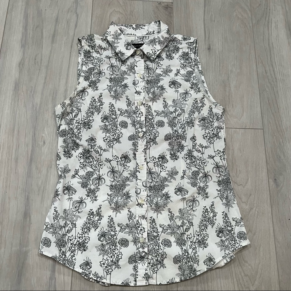 Womens banana republic sleeveless blouse sz 8P has small stain see photos
